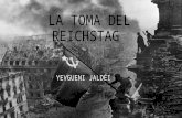 LA TOMA DEL REICHSTAG YEVGUENI JALDÉI. La foto fue tomada el 2 de mayo de 1945 al final de la segunda guerra mundial Fue tomada por Yevgueni Jaldéi en.